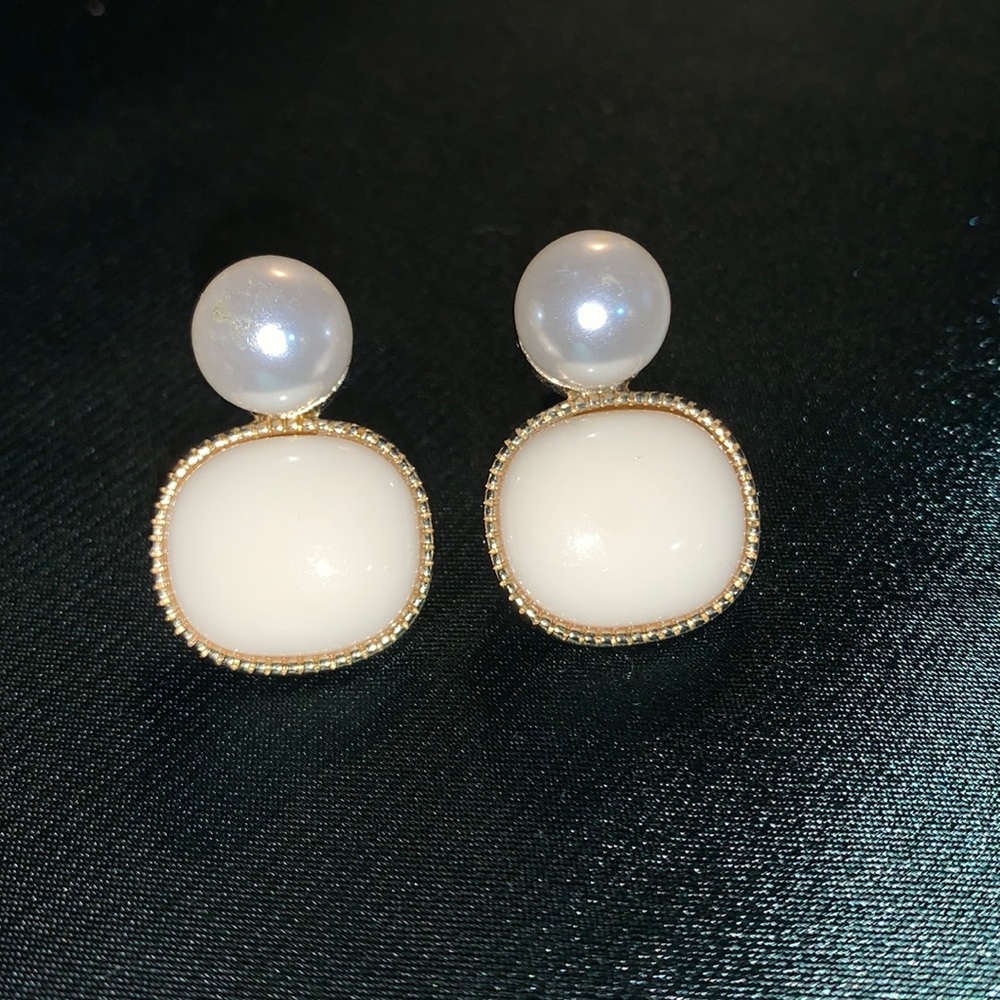 ♥️$5/20♥️ Faux Pearl Modern Stud Earrings